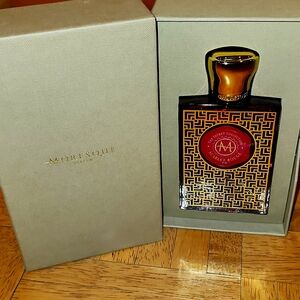 Moresque scarlet rouge